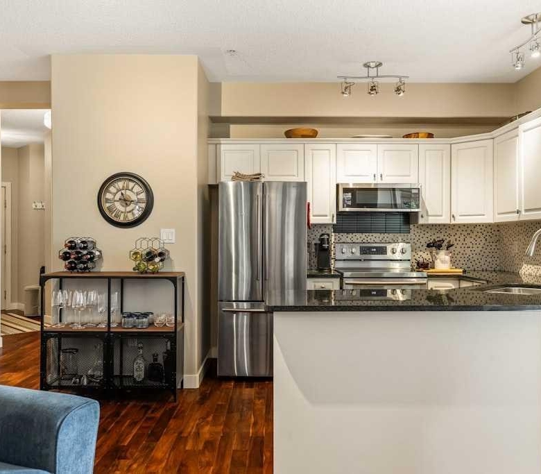 #204 2419 Erlton Road SW, Calgary, Alberta, T2S 3B8