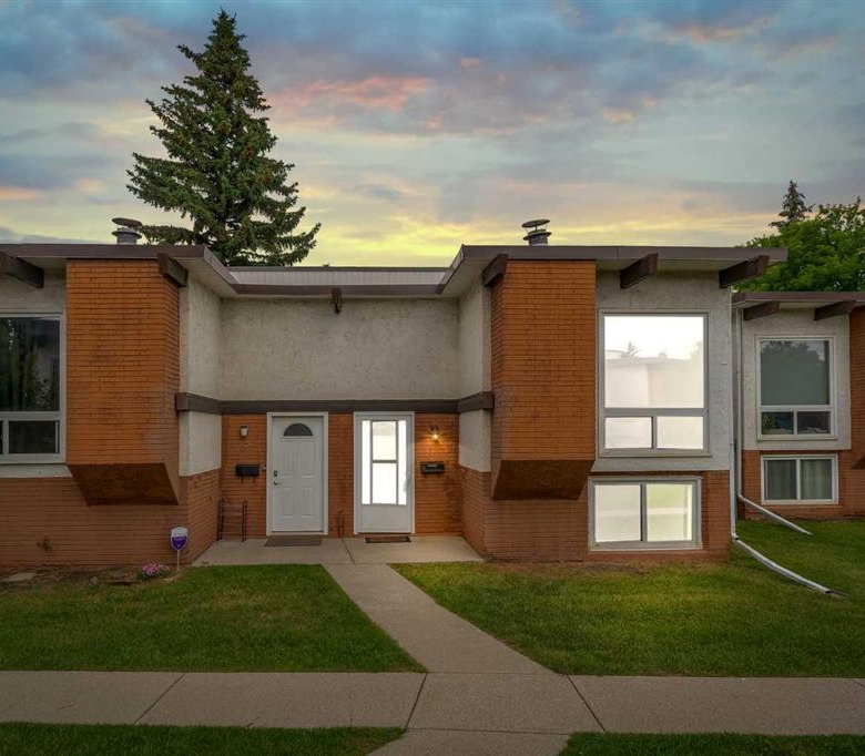 105 Pinemont Bay NE, Calgary, Alberta, T1Y 2V7