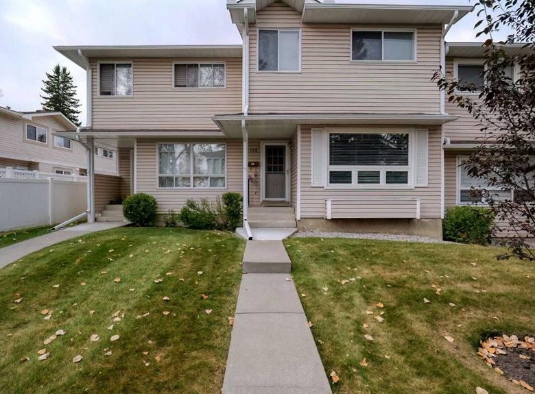 135 Woodsman Lane SW, Calgary, Alberta, T2W 4Z5