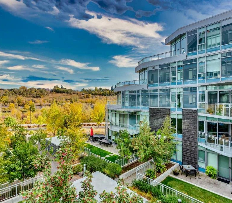 #311 138 Waterfront Court SW, Calgary, Alberta, T2P 1L1