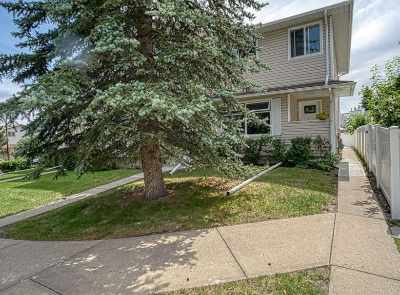 123 Woodsman Lane SW, Calgary, Alberta, T2W 4Z5