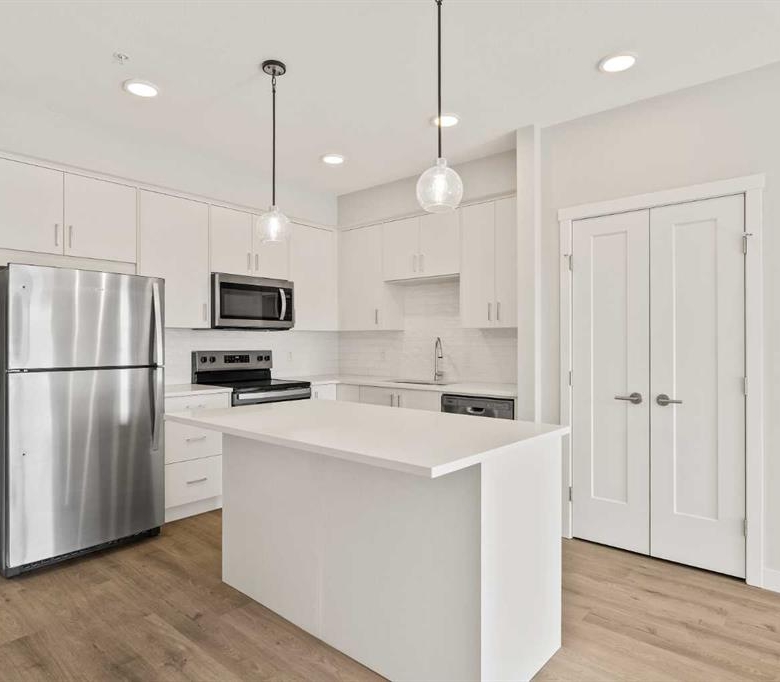 #302 660 Shawnee Square SW, Calgary, Alberta, T2Y 0X6